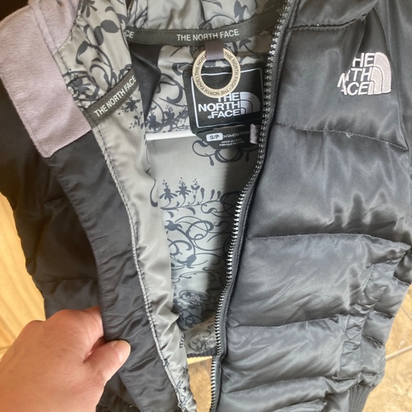 North Face 550 Down vest w/hood - Picture 5 of 7
